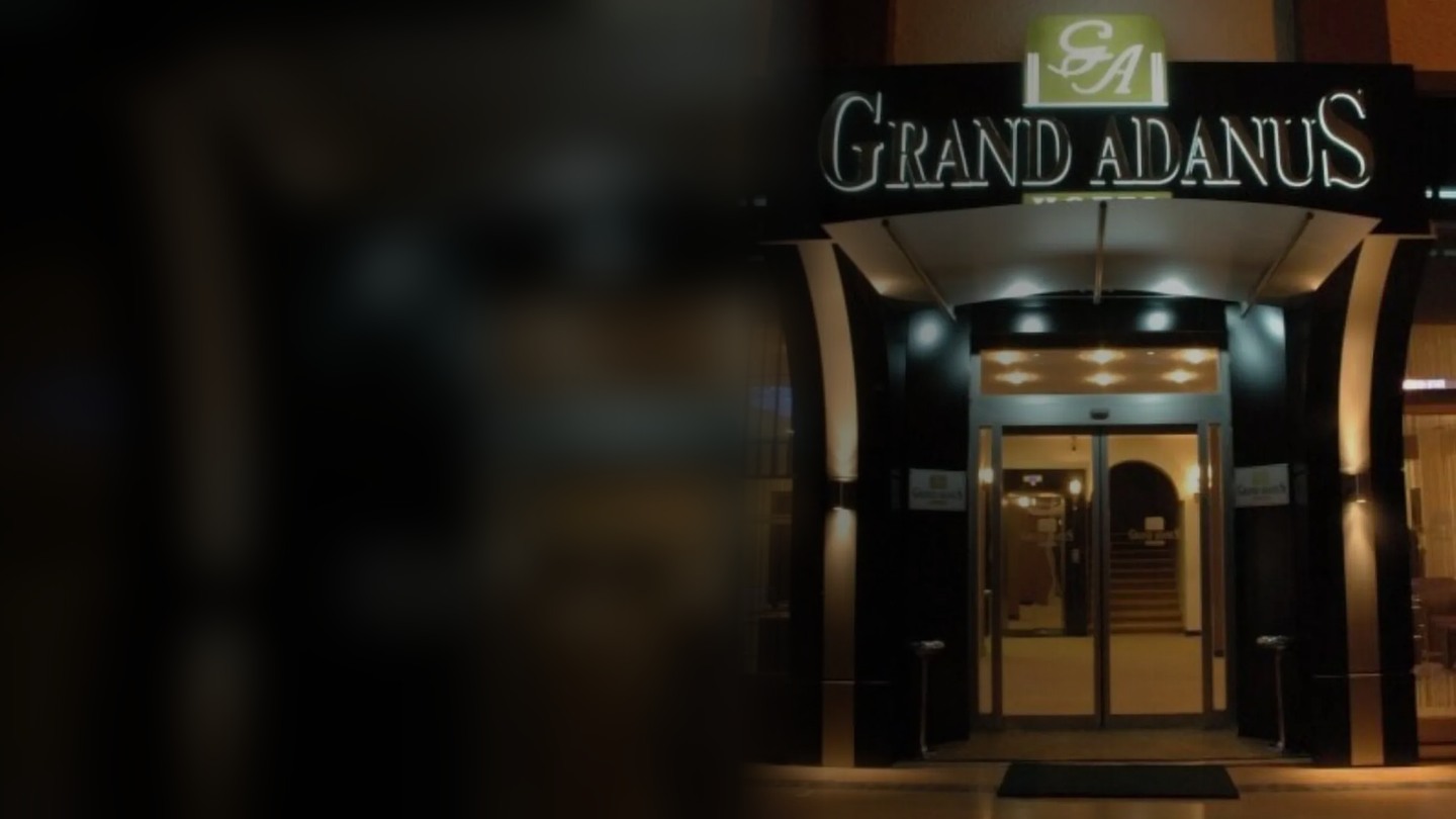 Grand Adanus Hotel gece giriş görünümü