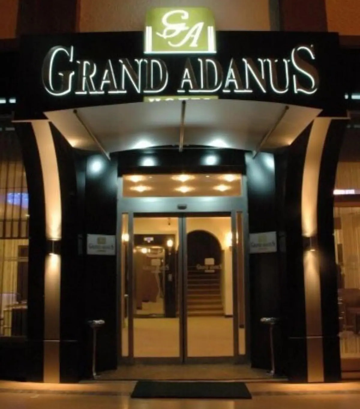 Grand Adanus Hotel gece giriş görünümü